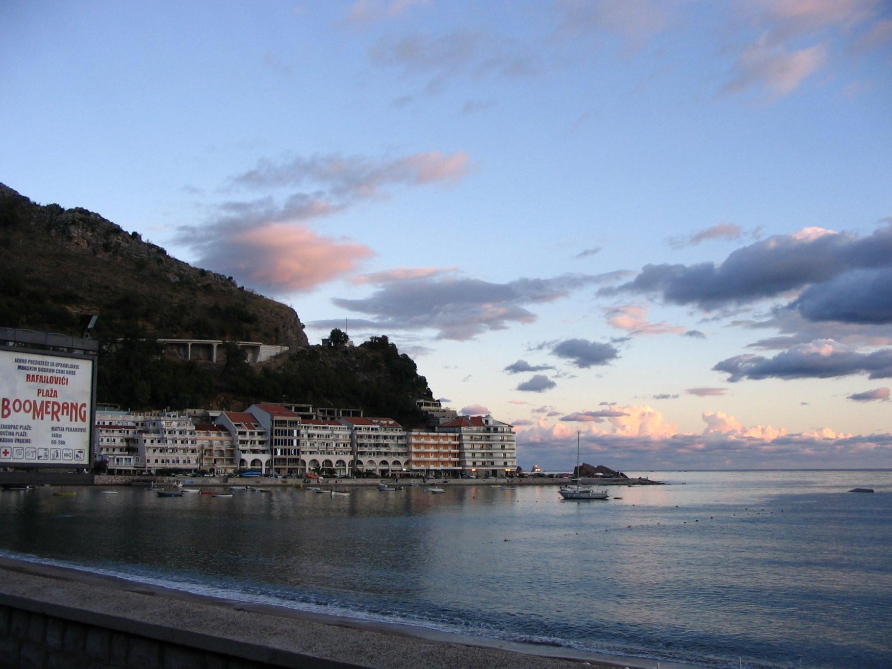 Набережная в Рафаиловичи, Черногория – фотографии Черногории