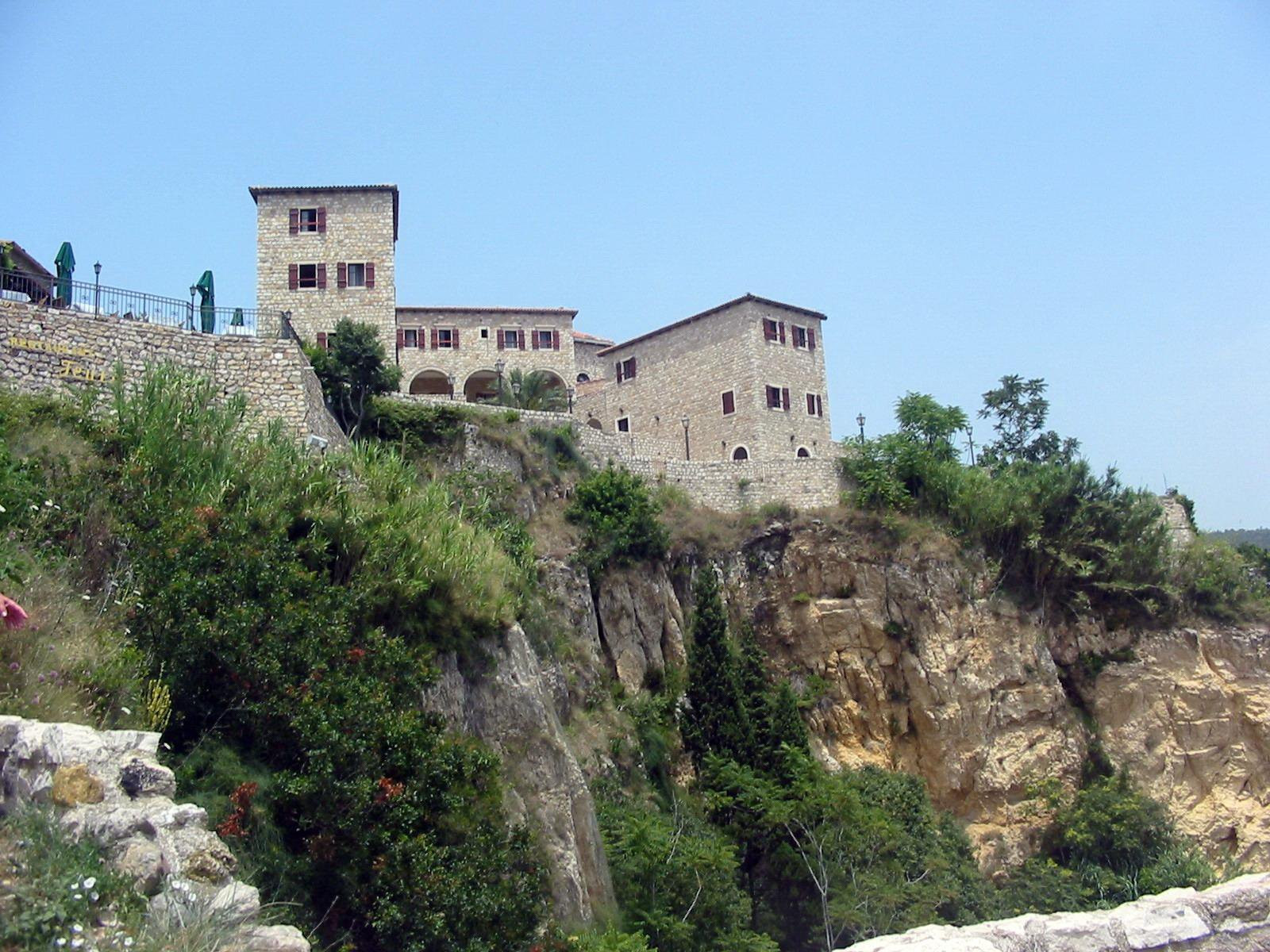 Дома на скале в Ульцинь, Черногория. Фото 11 – фотографии Черногории