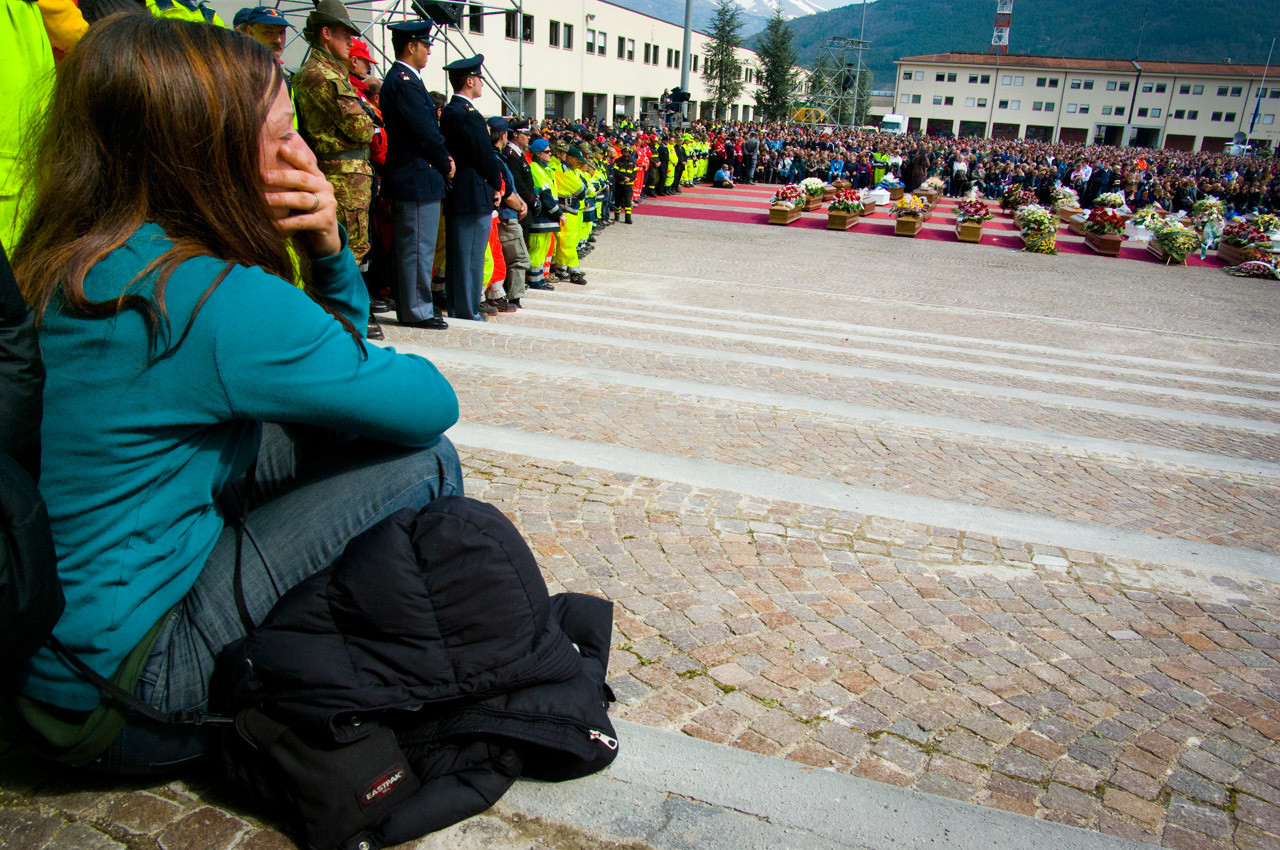 Похоронная процессия в Л’Aквиле, землетрясение 2009 года – фотографии Италии