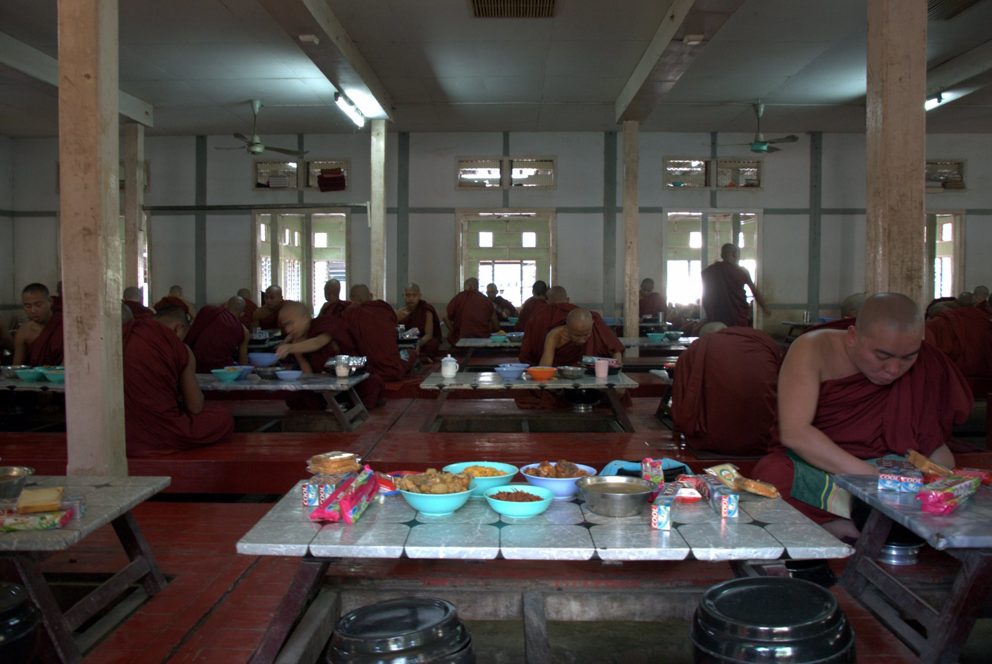 Столовая в Маха-Гандхаён Чьяун – фотографии Мьянмы