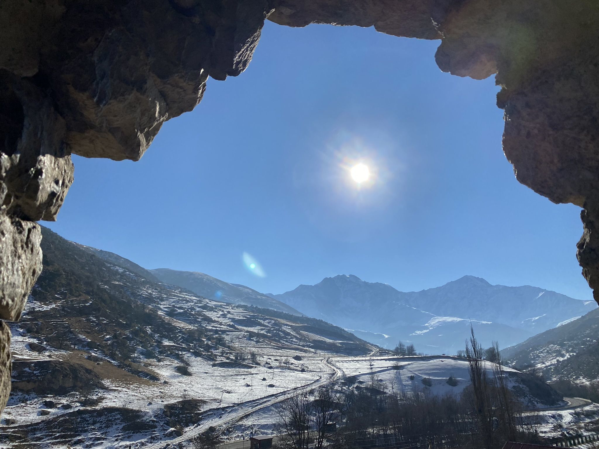 Вид на Осетию с окошка крепости Дзивгис – фотографии России