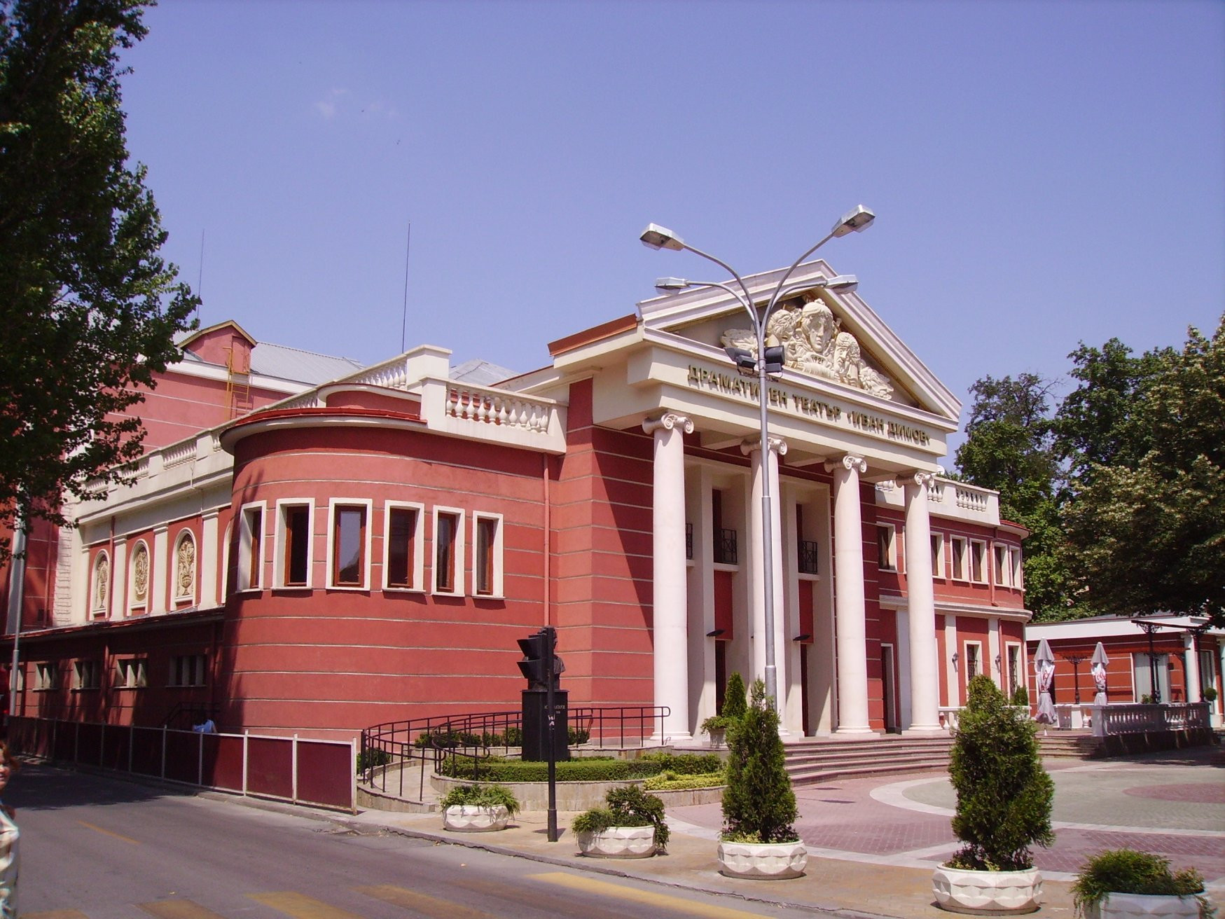 Драматический театр в Хасково, Болгария. Фото 1 – фотографии Болгарии
