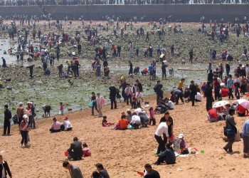 Многолюдный местный пляж во время отлива – фотографии Китая