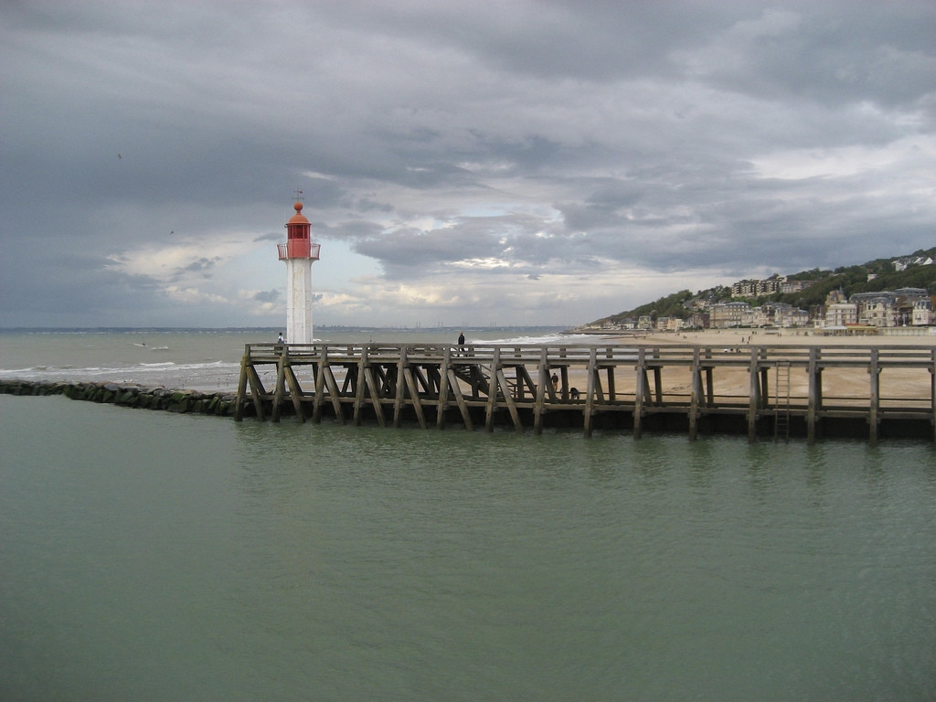 Маяк в Довиле, Франция. Фото 1 – фотографии Франции