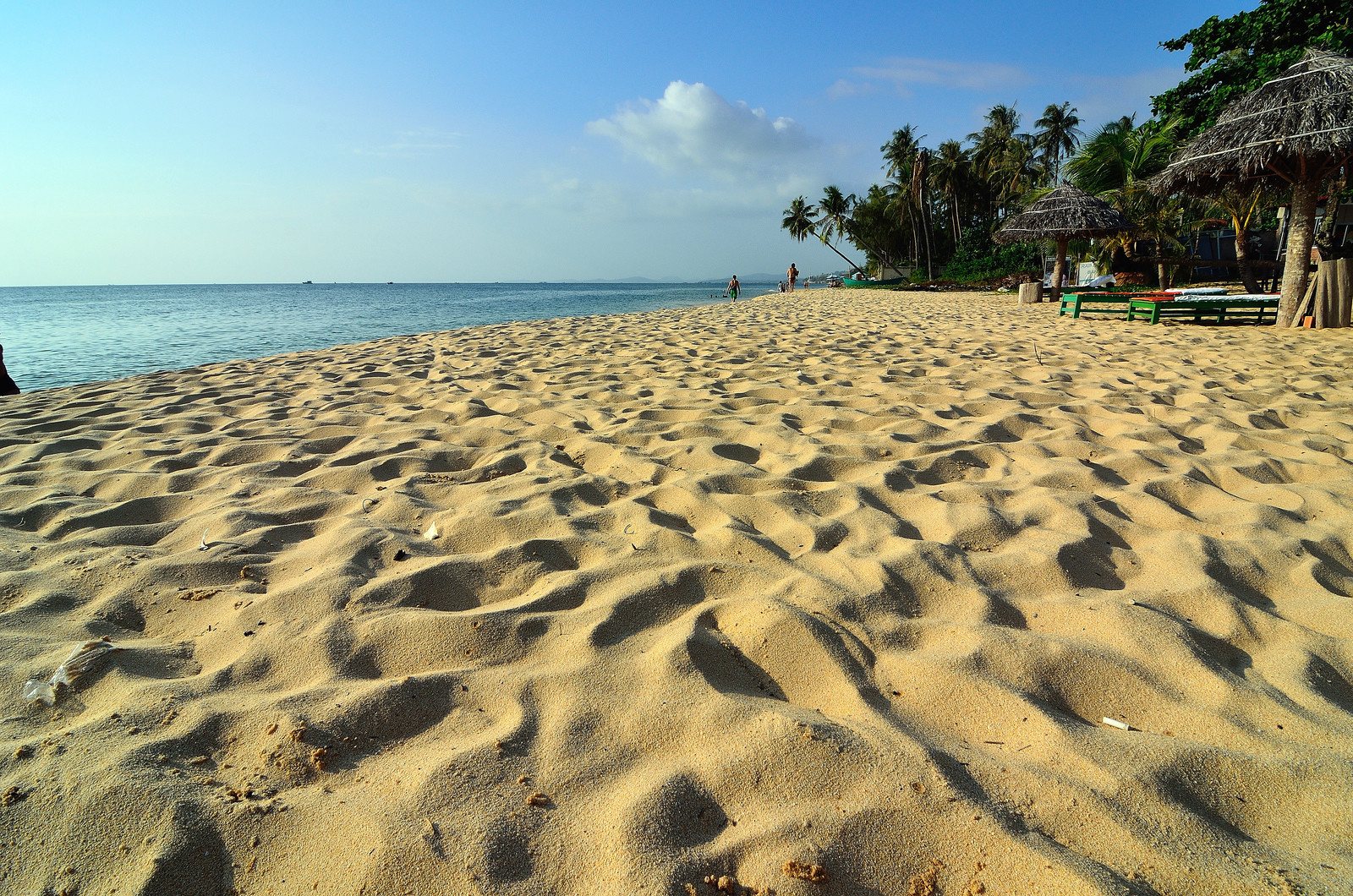 Песок тут классный, хоть и не белоснежный – фотографии Вьетнама