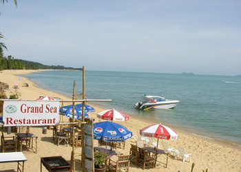 Кафе на пляже в Маенам-Бич, Тайланд – фотографии Таиланда