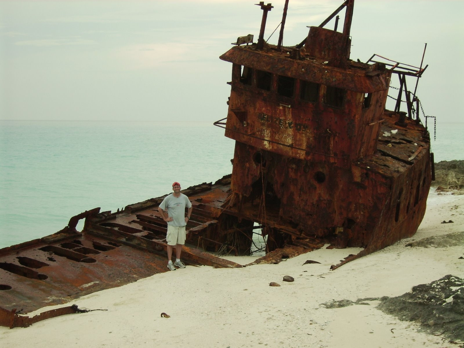 Мужчина на острове Бимини, Багамские острова – фотографии Багамских островов