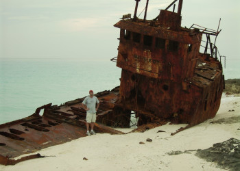 Мужчина на острове Бимини, Багамские острова – фотографии Багамских островов
