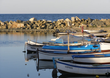 Лодки у причала в Лозенец, Болгария – фотографии Болгарии