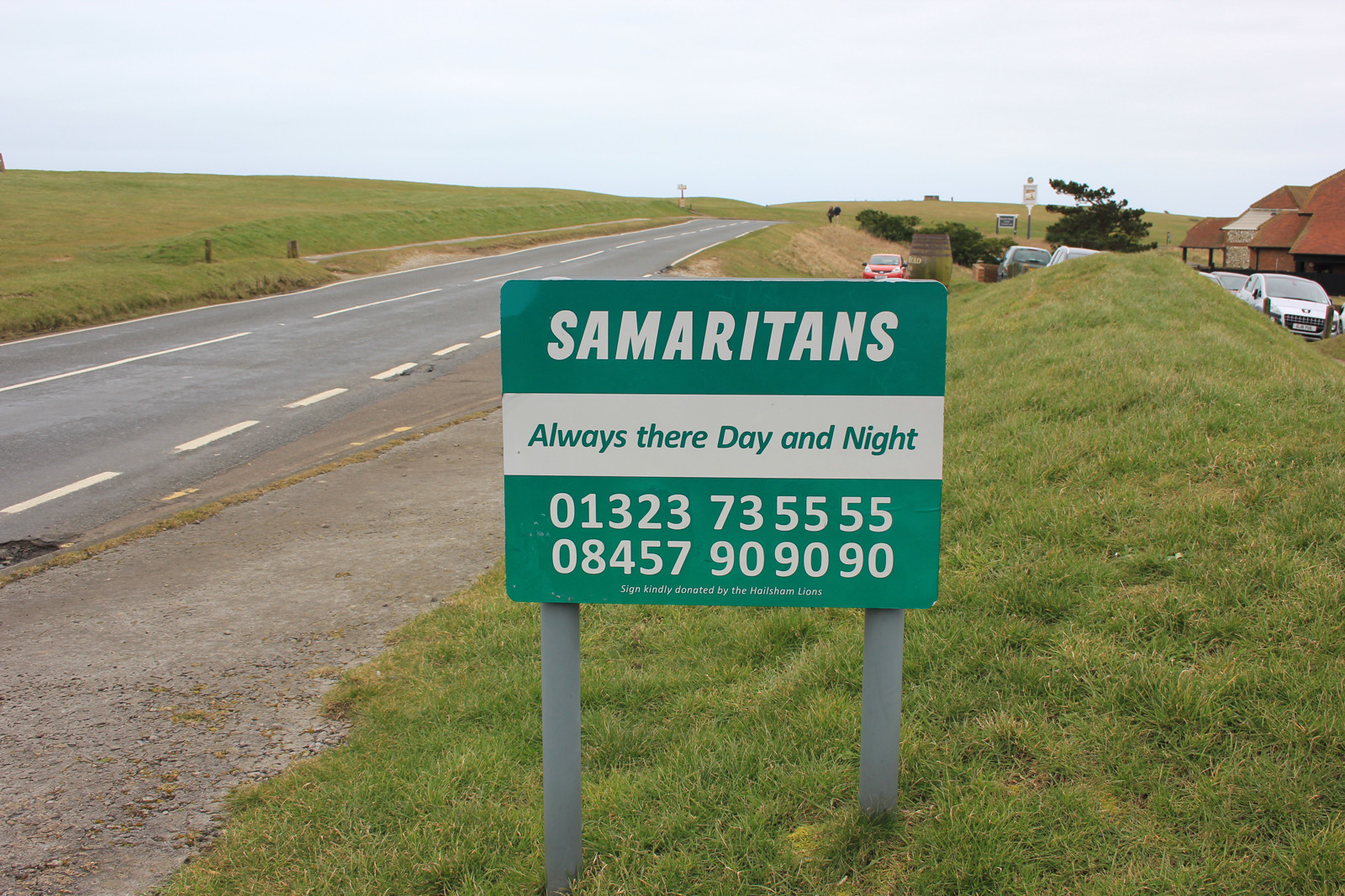 Таблички у мыса Бичи-Хед для психологической поддержки – фотографии Великобритании