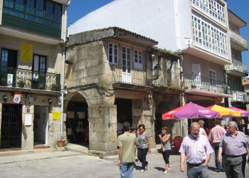 Средневековые здания Муроса с аркадами – фотографии Испании