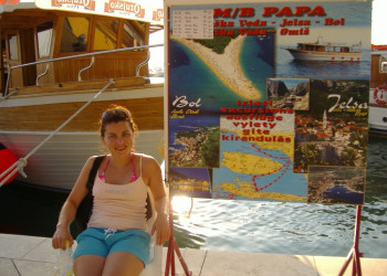 Девушка на набережной в Башка Воде, Хорватия – фотографии Хорватии