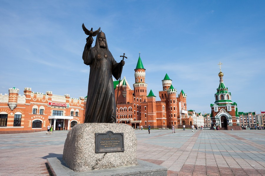 Памятник патриарху Алексею II в Йошкар-Оле – фотографии России