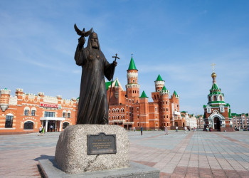 Памятник патриарху Алексею II в Йошкар-Оле – фотографии России