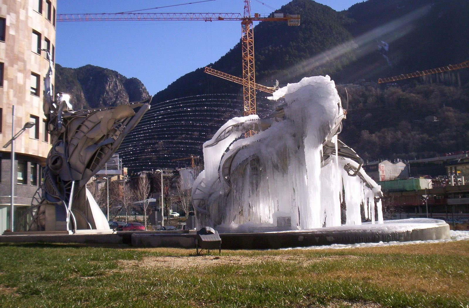 Скульптура покрылась льдом, Андорра – фотографии Андорры