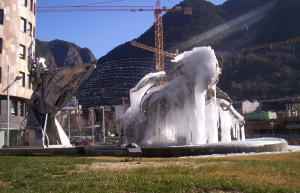 Скульптура покрылась льдом, Андорра – фотографии Андорры