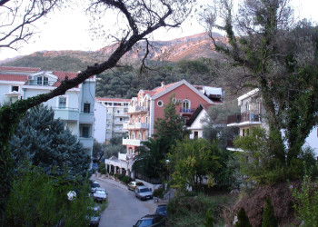 Улица в Рафаиловичи, Черногория – фотографии Черногории