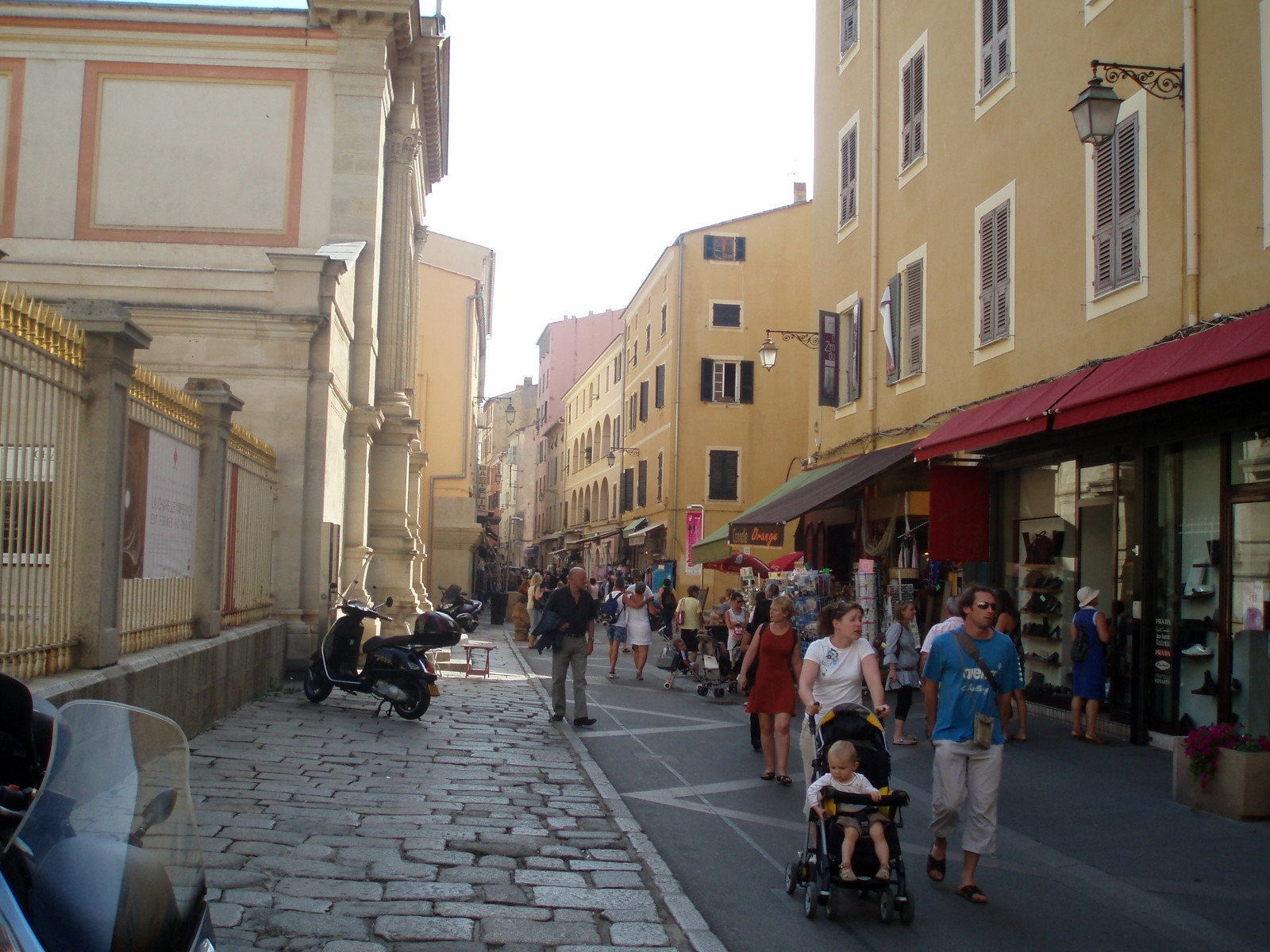 Улица в Аячча, Франция – фотографии Франции