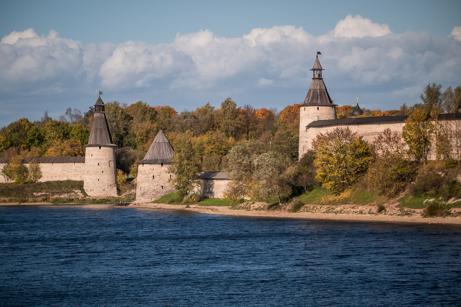 Псковский Кром — историко-архитектурный центр Пскова. Фото 2 – фотографии России