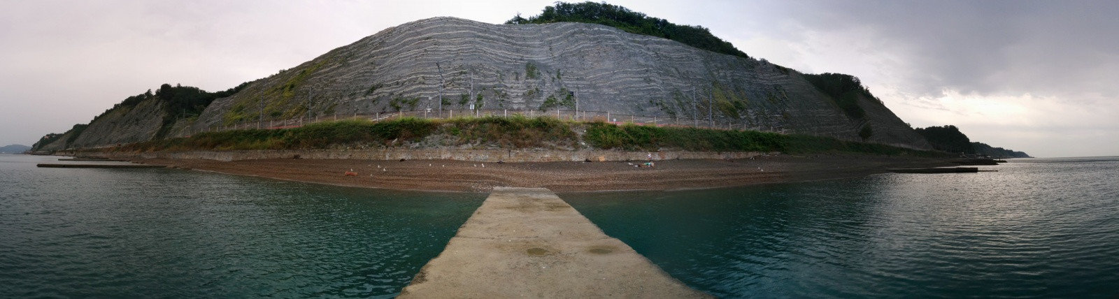 Побережье в районе посёлка Южный, вид с волнореза – фотографии России