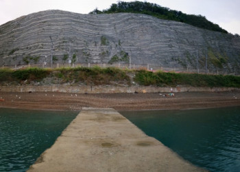 Побережье в районе посёлка Южный, вид с волнореза – фотографии России
