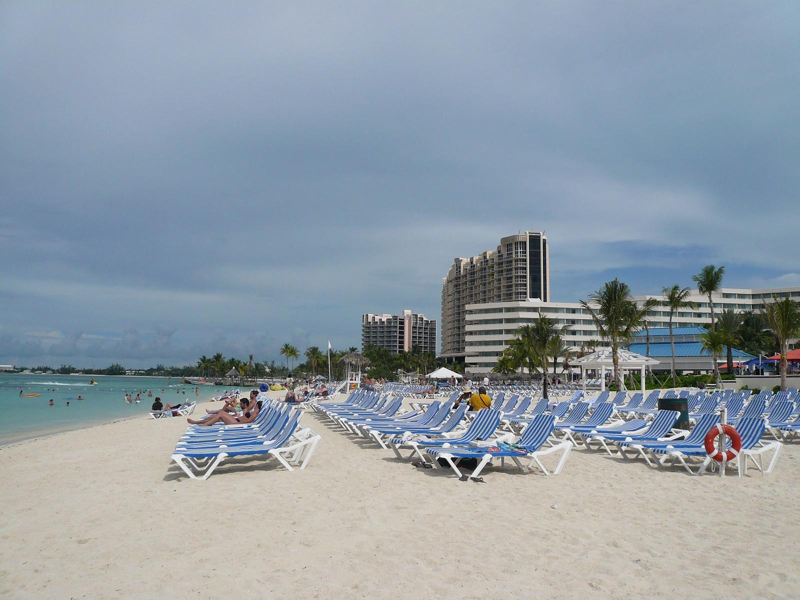 Шезлонги на пляже, Багамские острова. Фото 12 – фотографии Багамских островов