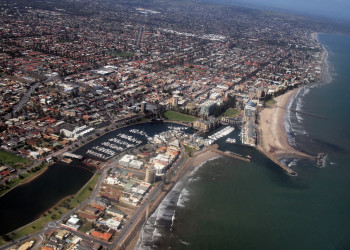 Вид с самолёта на пляж Гленелг, Аделаида – фотографии Австралии