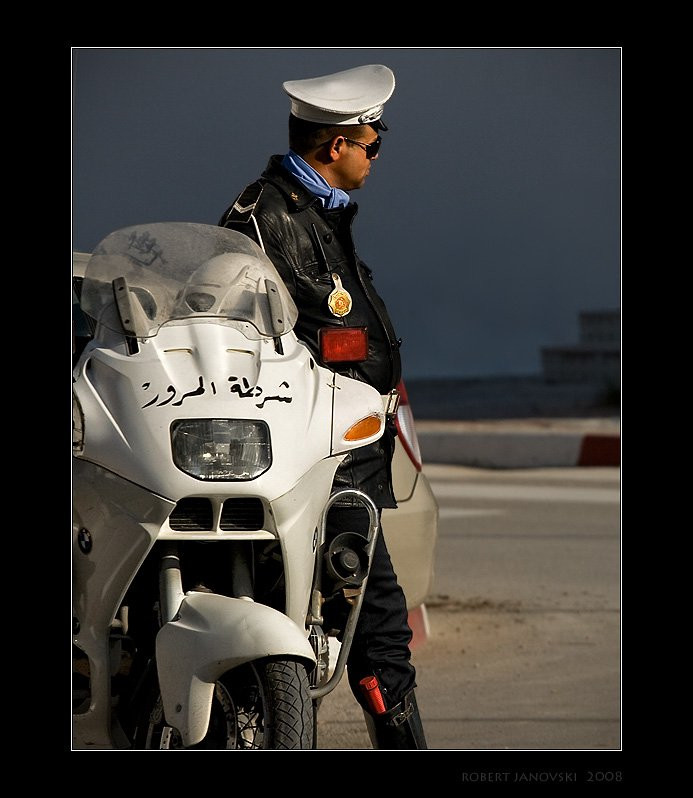 Полицейский в Махдии, Северный Тунис – фотографии Туниса