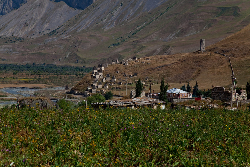 Некрополь у посёлка Даргавс в Северной Осетии, Россия – фотографии России