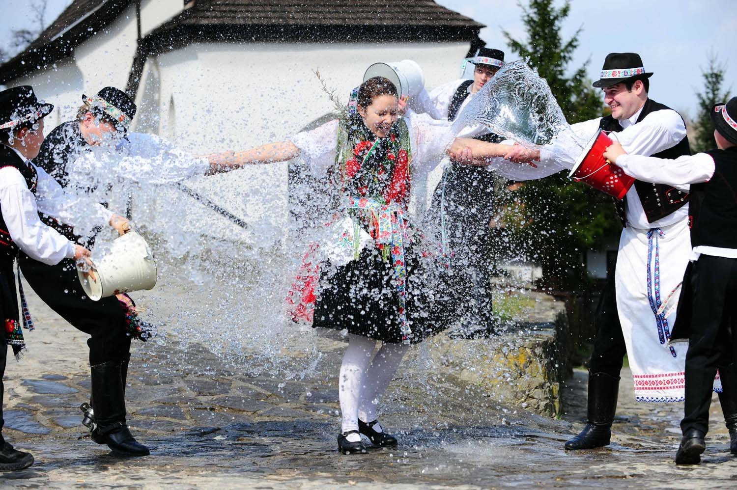 Пасхальные обливания водой – фотографии Венгрии
