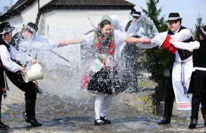 Пасхальные обливания водой – фотографии Венгрии