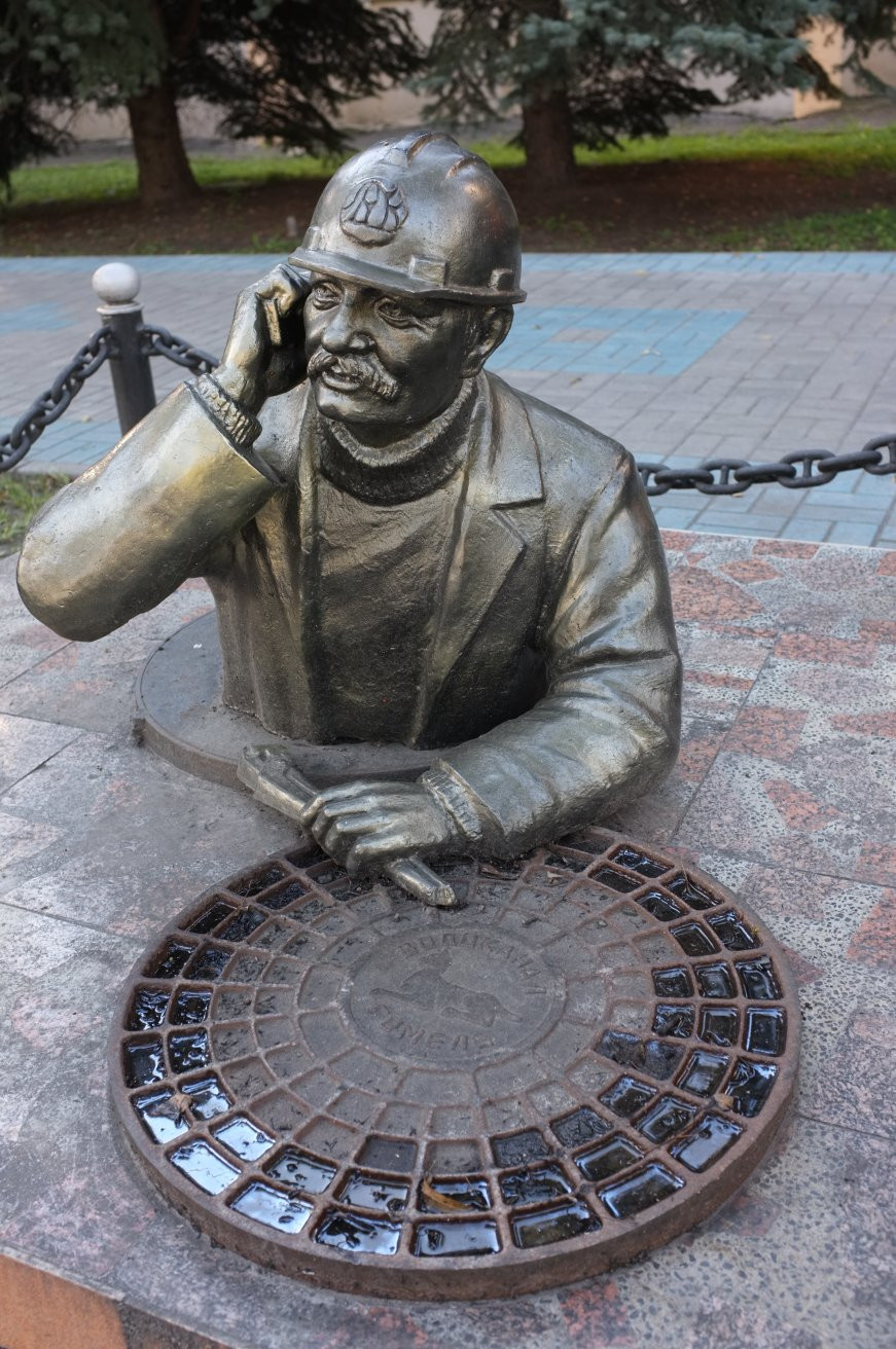Памятник водопроводчику в Гомеле, Беларусь – фотографии Беларуси