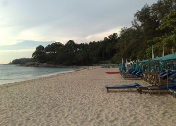 Шезлонги на пляже в Сурин-Бич, Тайланд – фотографии Таиланда