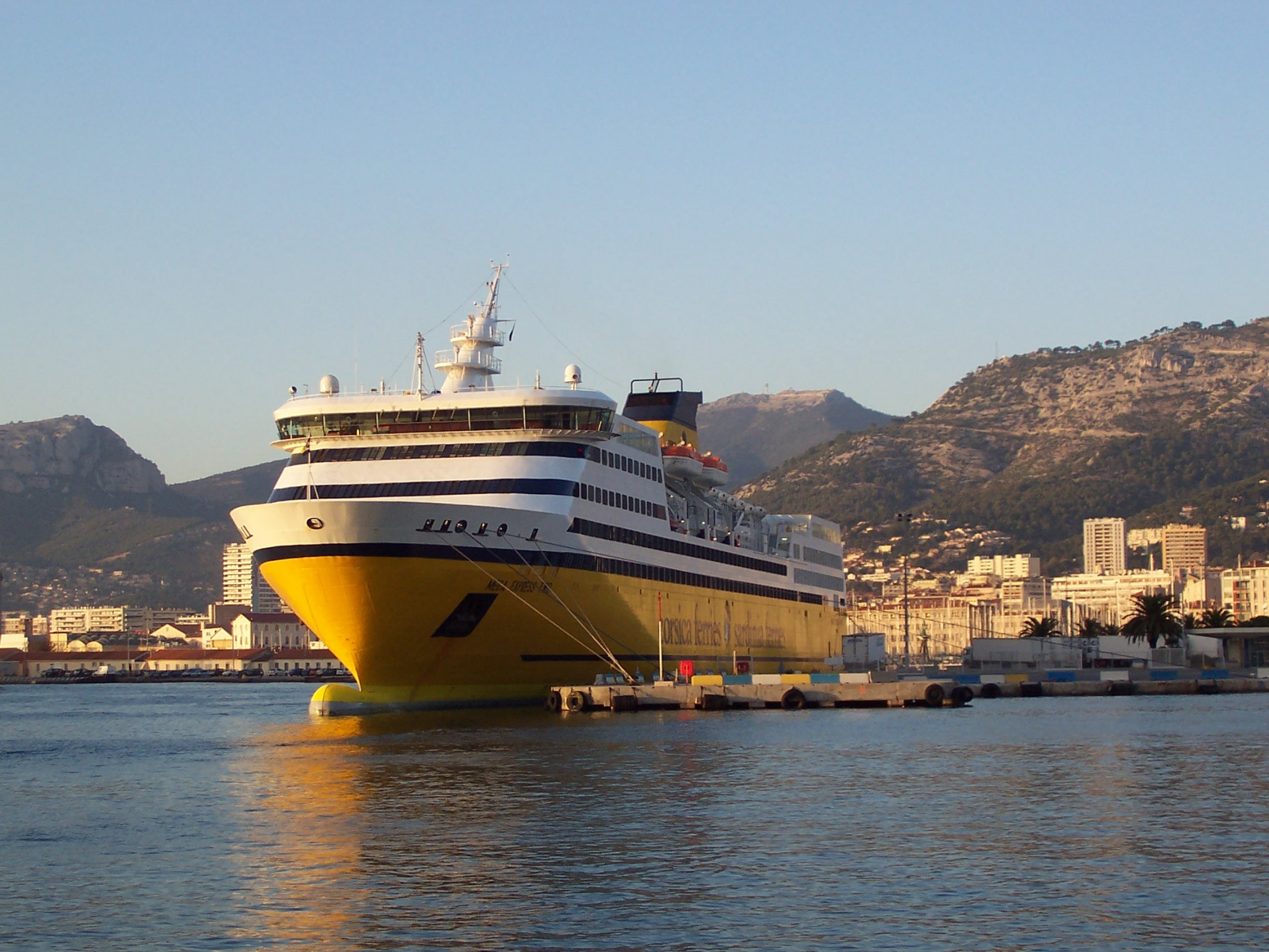 Корабль в Тулоне, Франция – фотографии Франции