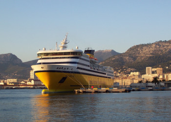 Корабль в Тулоне, Франция – фотографии Франции