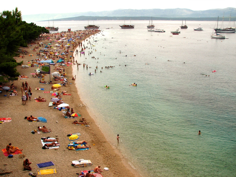 Люди на пляже в Бол, Хорватия. Фото 5 – фотографии Хорватии