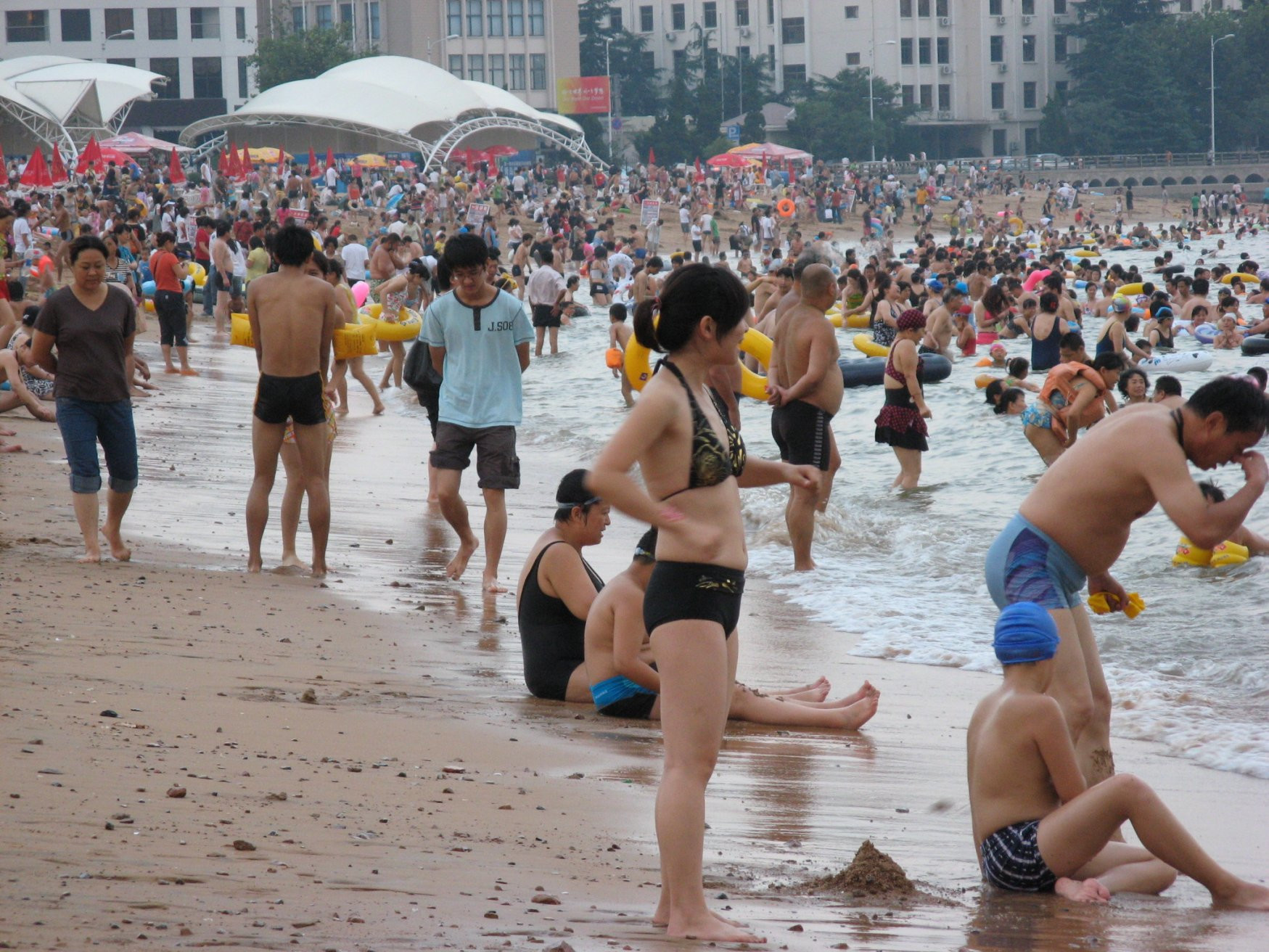 Многолюдный местный пляж – фотографии Китая