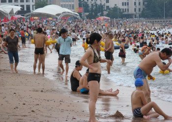 Многолюдный местный пляж – фотографии Китая