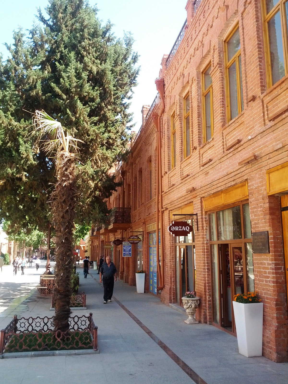 Улицы Гянджи в Азербайджане. Фото 1 – фотографии Азербайджана