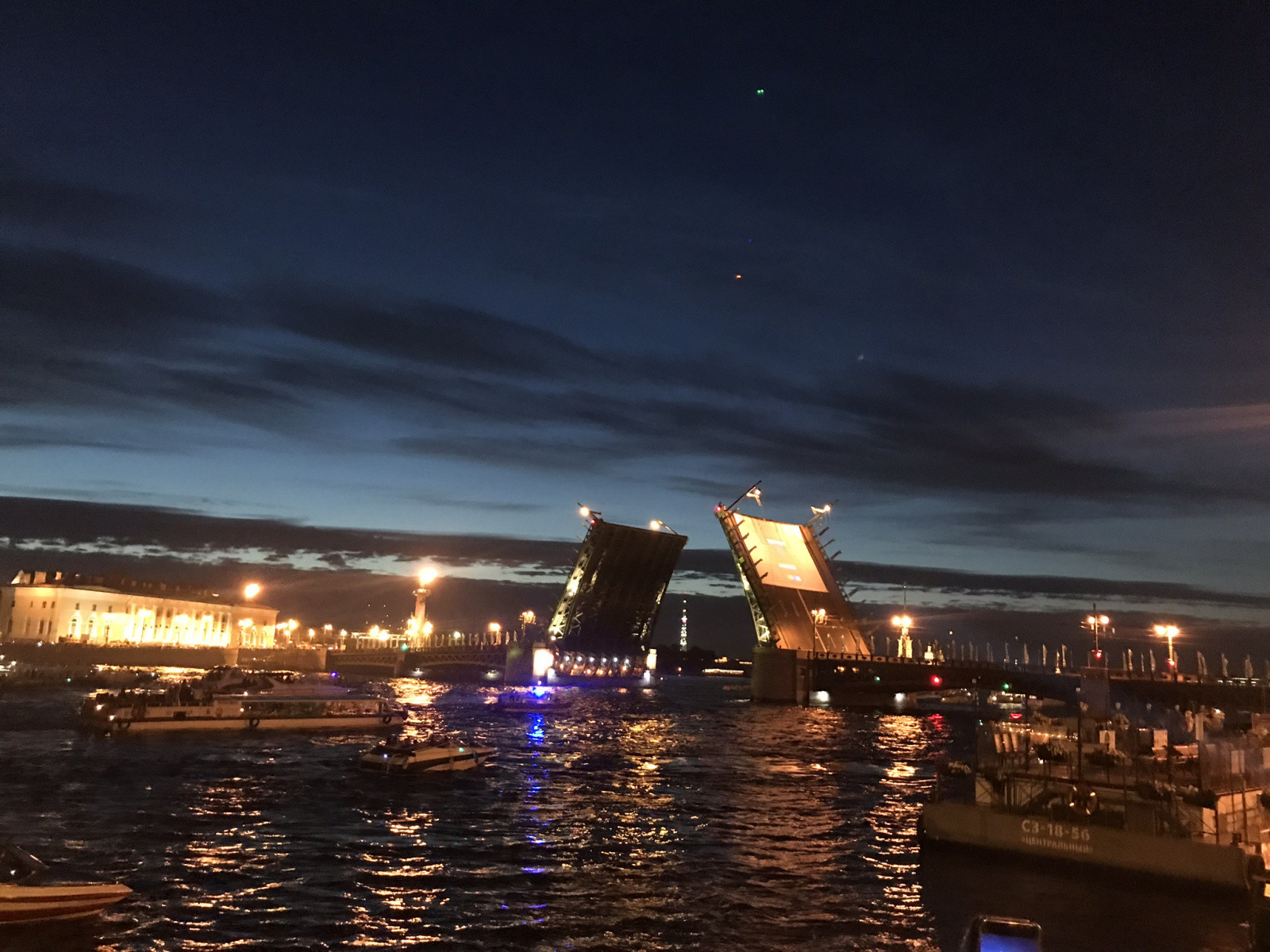 Развод Дворцового моста на День города (май 2018) – фотографии России