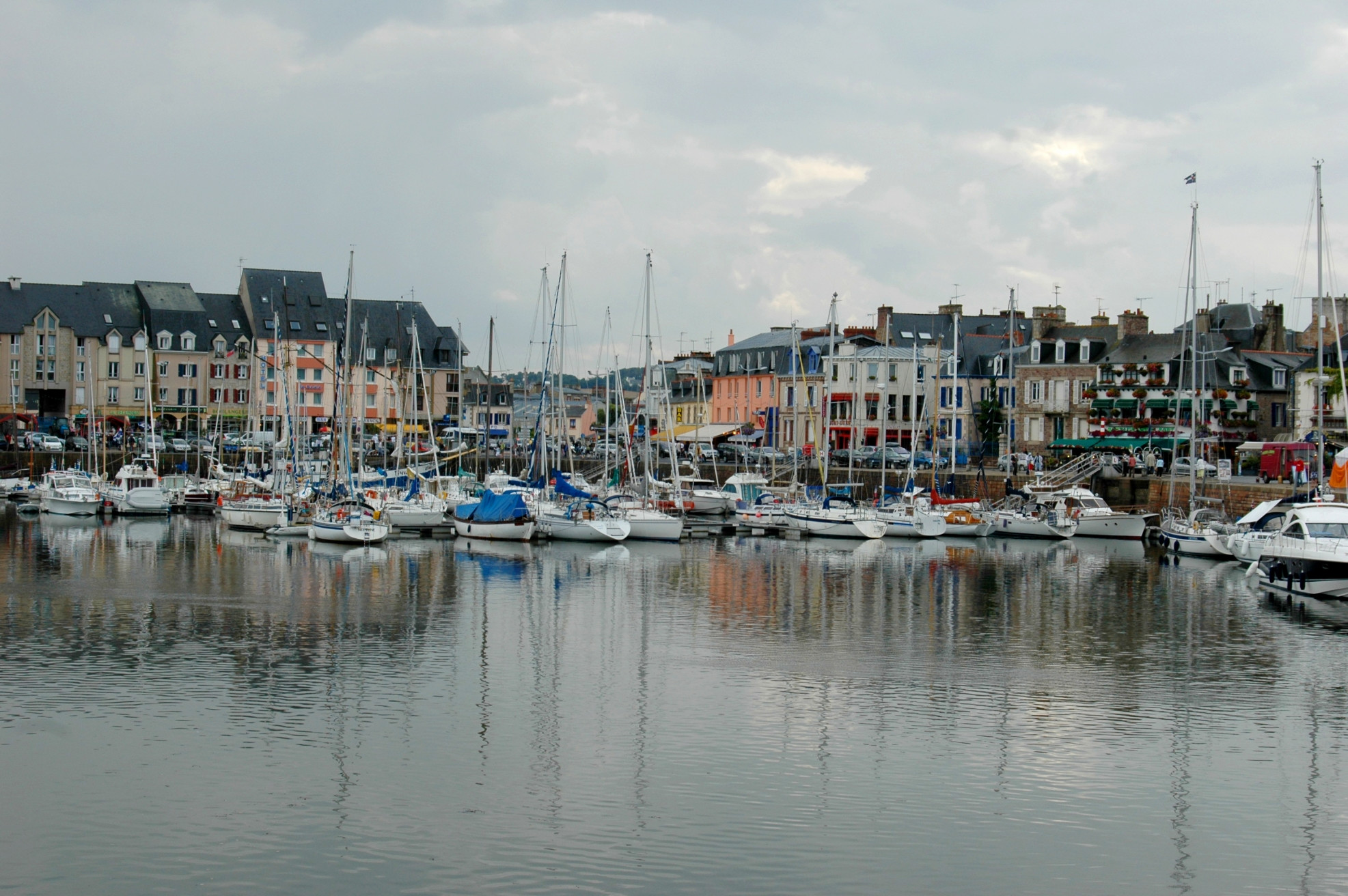 Лодки и парусники в бухте Пэмполе, Франция – фотографии Франции