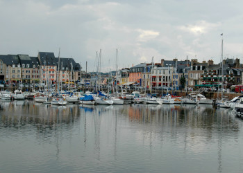 Лодки и парусники в бухте Пэмполе, Франция – фотографии Франции