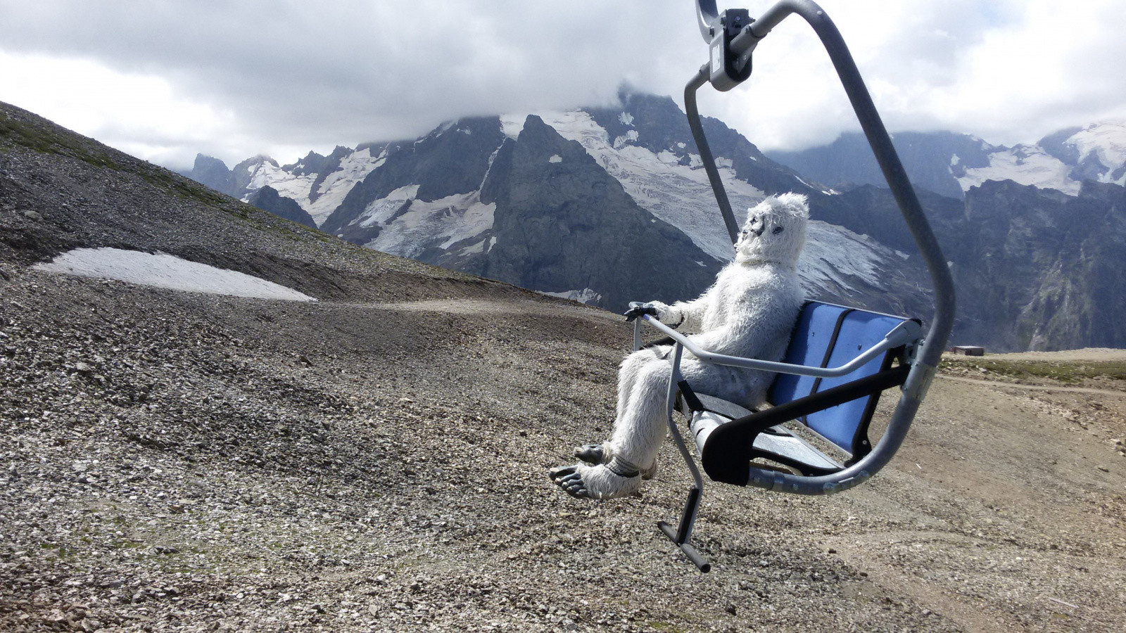 Снежный человек на подъемнике – фотографии России