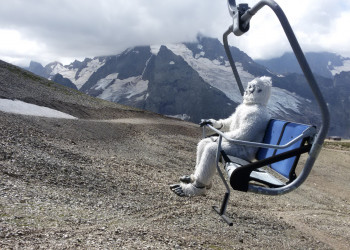 Снежный человек на подъемнике – фотографии России