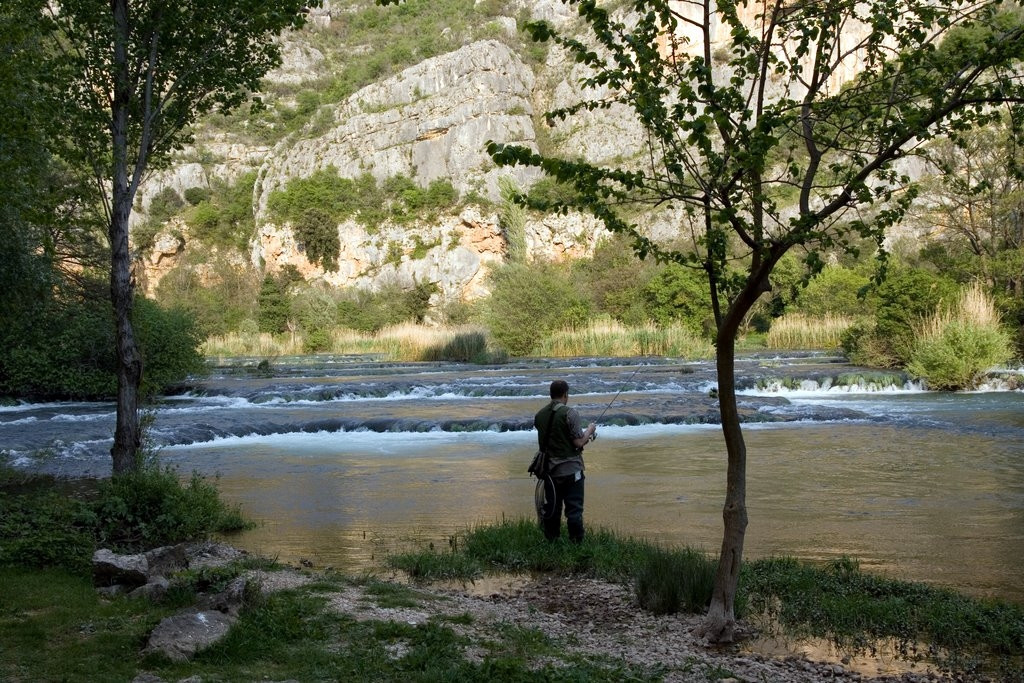 Рыбак на берегу реки в Крка, Хорватия – фотографии Хорватии