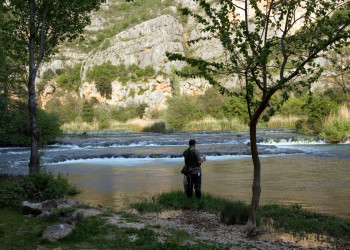 Рыбак на берегу реки в Крка, Хорватия – фотографии Хорватии