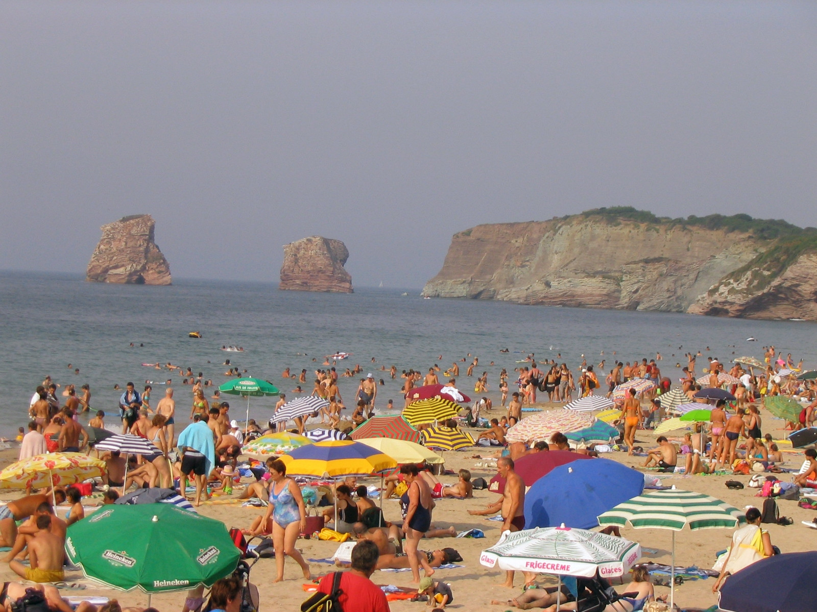 Люди на пляже в Андае, Франция. Фото 4 – фотографии Франции