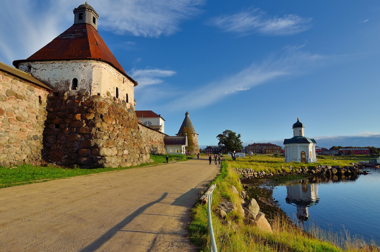 У крепостных стен Соловецкого мужского монастыря – фотографии России