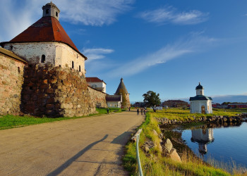 У крепостных стен Соловецкого мужского монастыря – фотографии России