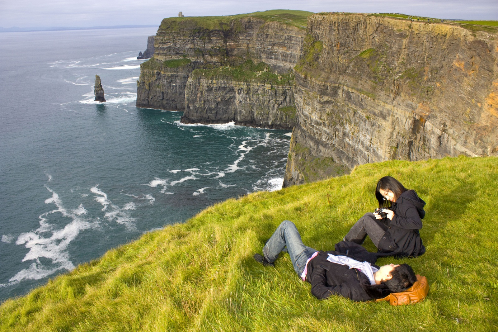 Туристы над утёсами Мохер – фотографии Ирландии